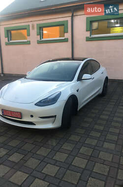Седан Tesla Model 3 2023 в 