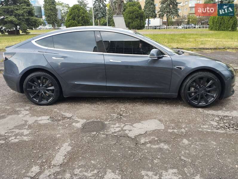 Седан Tesla Model 3 2019 в Ужгороді