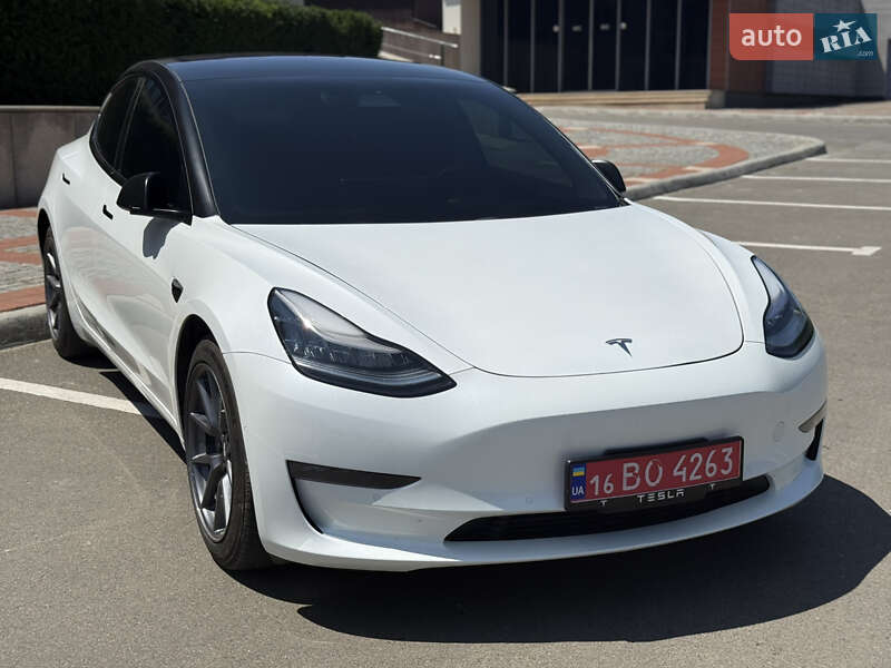 Седан Tesla Model 3 2021 в 