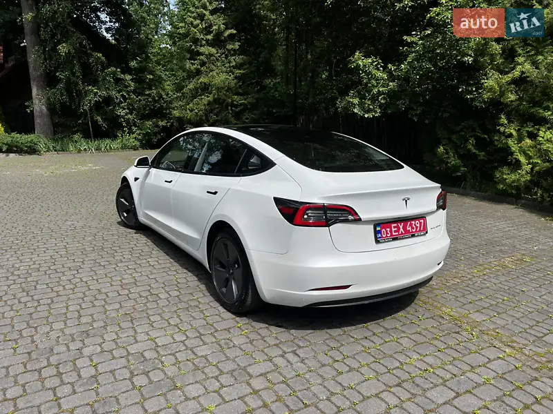 Седан Tesla Model 3 2021 в 