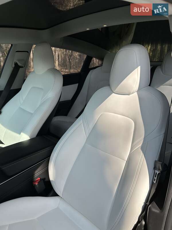 Седан Tesla Model 3 2018 в Вышгороде