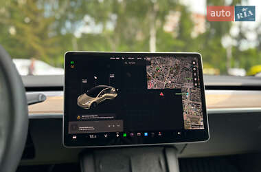 Седан Tesla Model 3 2023 в 