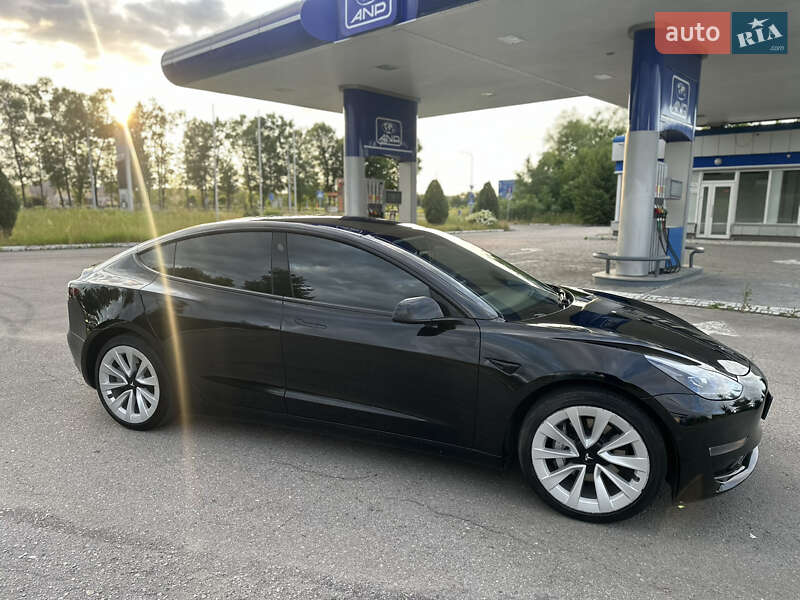 Седан Tesla Model 3 2022 в Івано-Франківську