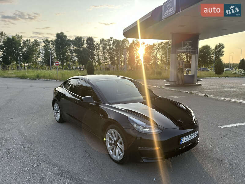 Седан Tesla Model 3 2022 в Івано-Франківську