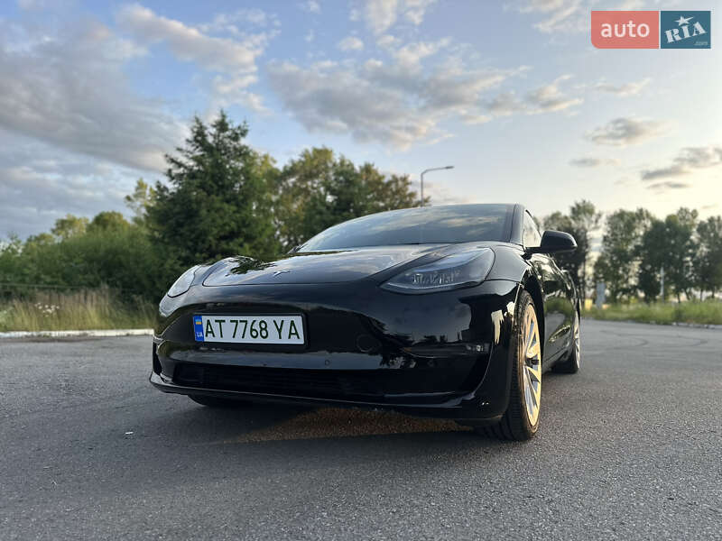 Седан Tesla Model 3 2022 в Івано-Франківську