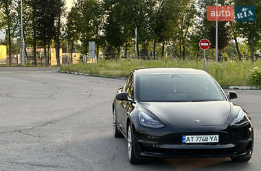 Седан Tesla Model 3 2022 в 