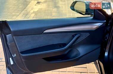 Седан Tesla Model 3 2022 в 