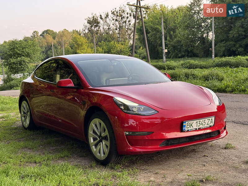 Седан Tesla Model 3 2022 в Ровно