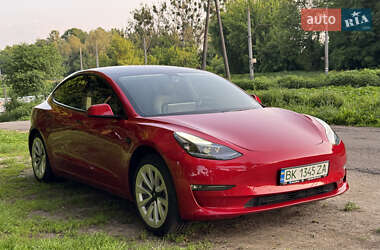 Седан Tesla Model 3 2022 в 