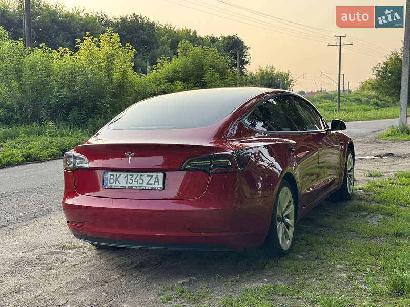 Седан Tesla Model 3 2022 в Ровно