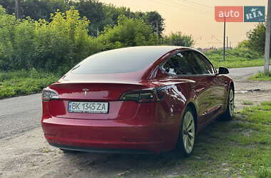 Седан Tesla Model 3 2022 в 