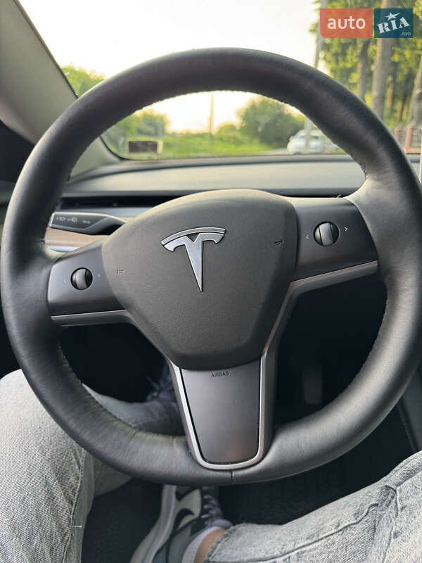 Седан Tesla Model 3 2022 в Ровно