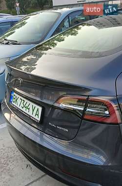 Седан Tesla Model 3 2022 в 