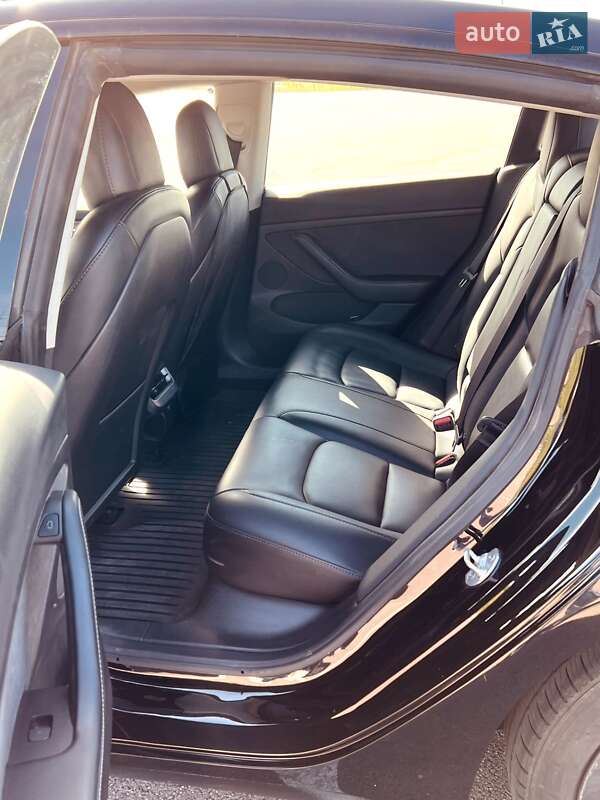 Седан Tesla Model 3 2023 в Ровно