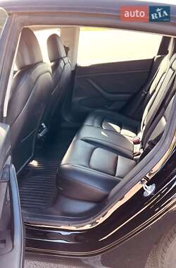 Седан Tesla Model 3 2023 в 