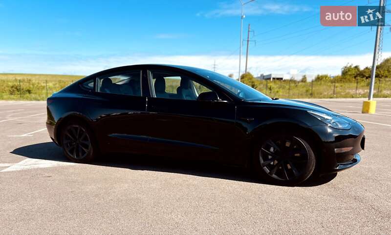 Седан Tesla Model 3 2023 в Ровно