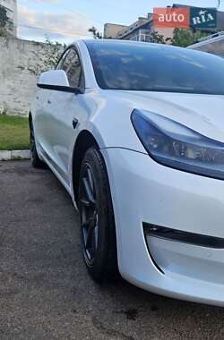Седан Tesla Model 3 2021 в 