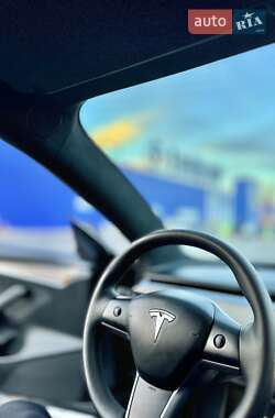 Седан Tesla Model 3 2022 в 