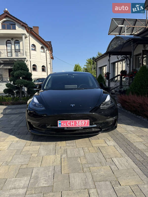 Седан Tesla Model 3 2023 в Львове