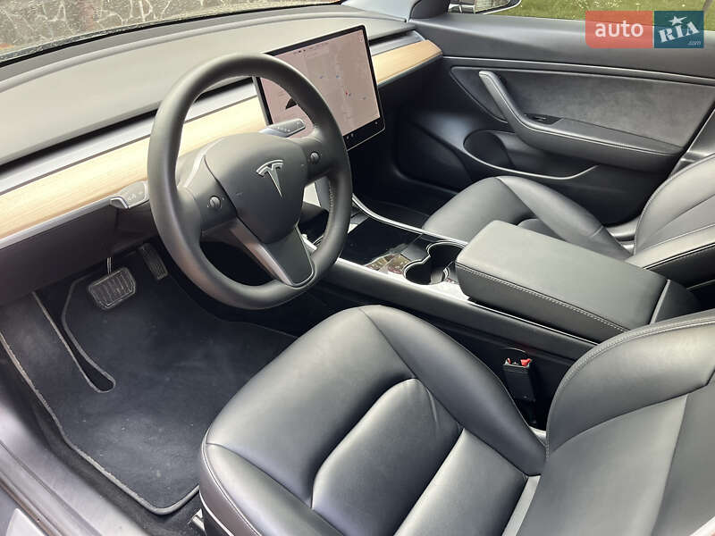 Седан Tesla Model 3 2020 в Львове