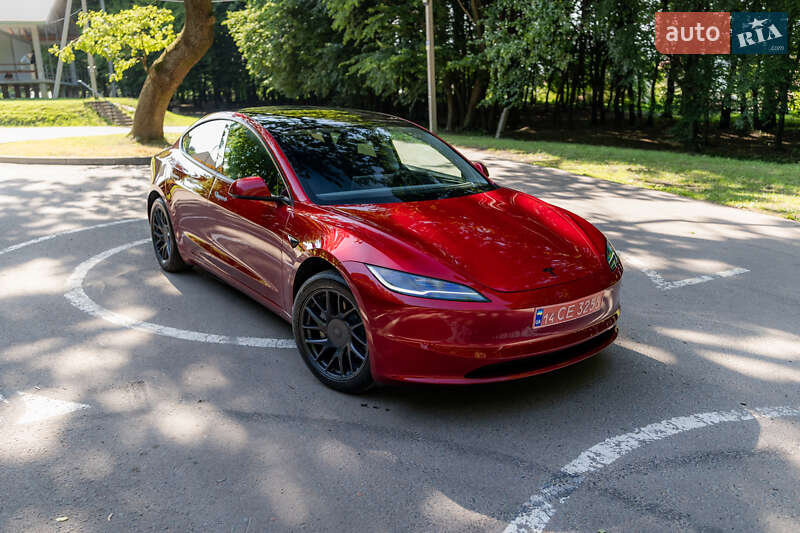Седан Tesla Model 3 2024 в 