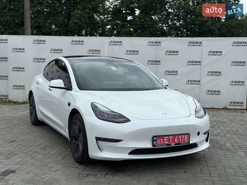 Седан Tesla Model 3 2022 в 
