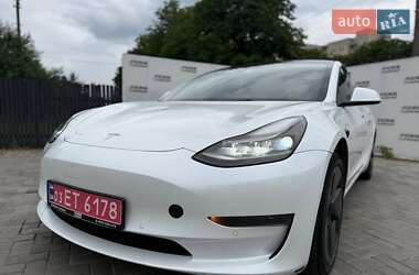 Седан Tesla Model 3 2022 в 