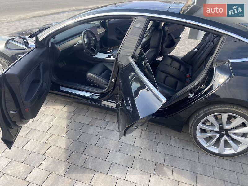 Седан Tesla Model 3 2019 в Львове