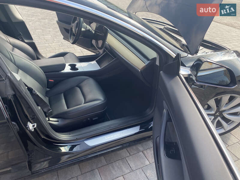 Седан Tesla Model 3 2019 в Львове