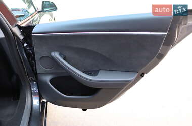 Седан Tesla Model 3 2024 в 