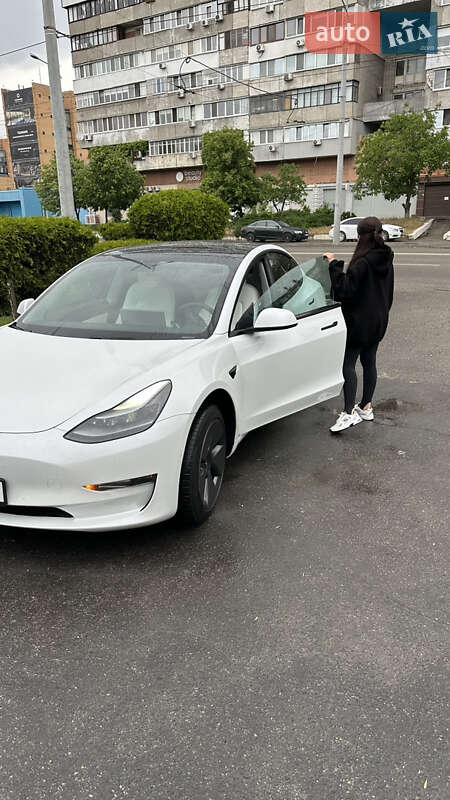 Седан Tesla Model 3 2021 в 
