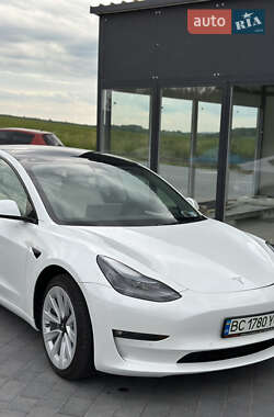 Седан Tesla Model 3 2022 в 
