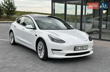 Седан Tesla Model 3 2022 в 