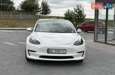 Седан Tesla Model 3 2022 в 