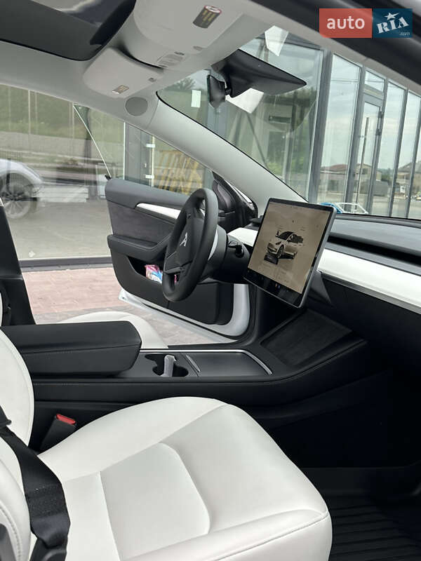 Седан Tesla Model 3 2022 в Мостиске