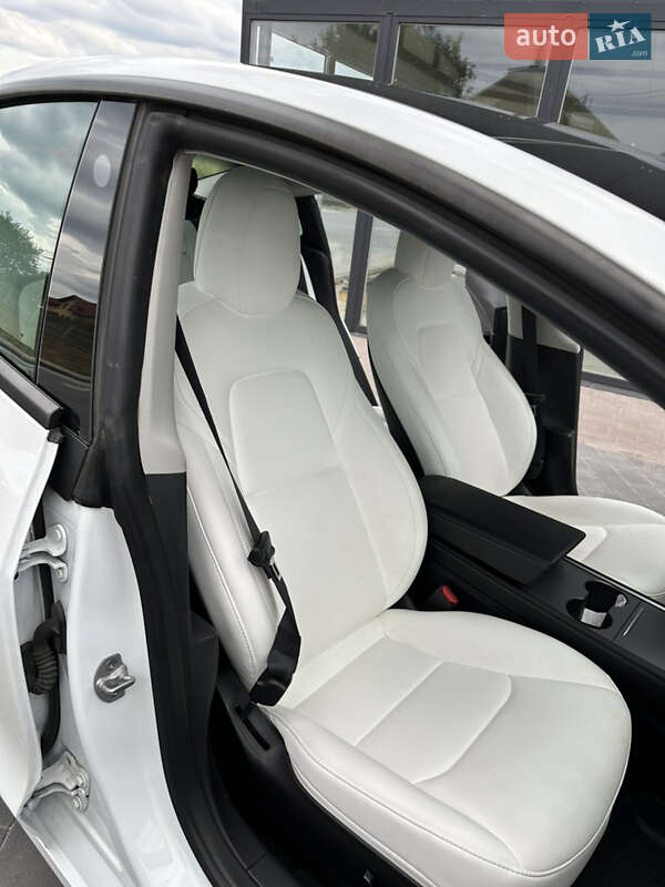 Седан Tesla Model 3 2022 в Мостиске