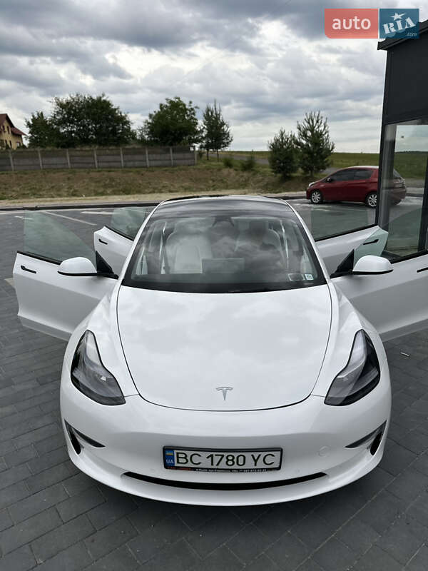 Седан Tesla Model 3 2022 в Мостиске