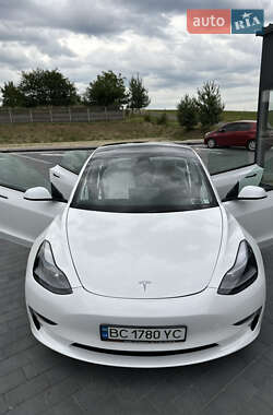 Седан Tesla Model 3 2022 в 