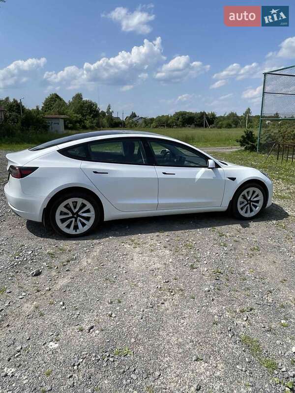 Седан Tesla Model 3 2023 в 