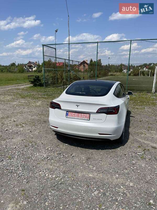 Седан Tesla Model 3 2023 в Львові