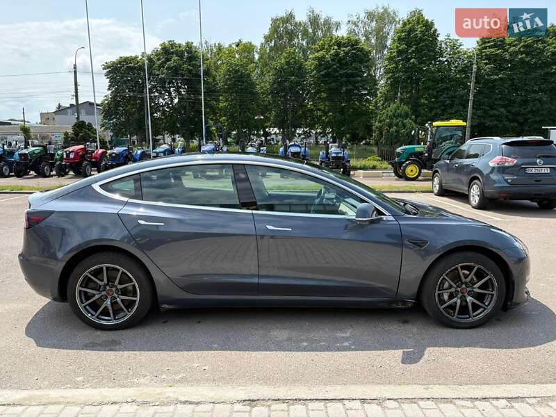 Седан Tesla Model 3 2019 в Ровно