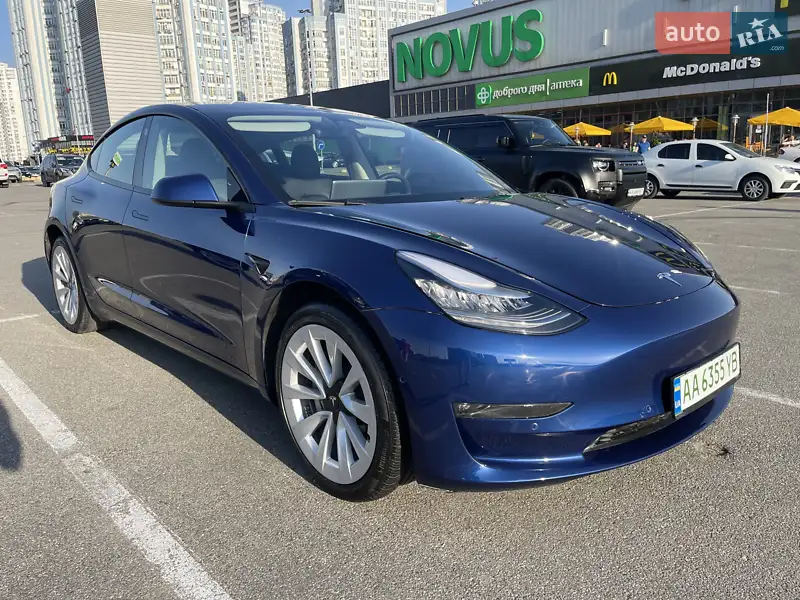 Седан Tesla Model 3 2022 в 