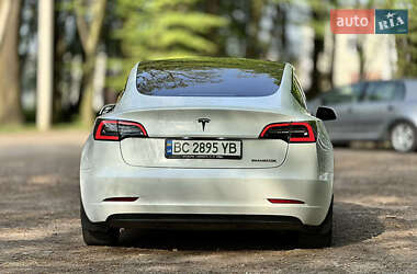 Седан Tesla Model 3 2022 в 