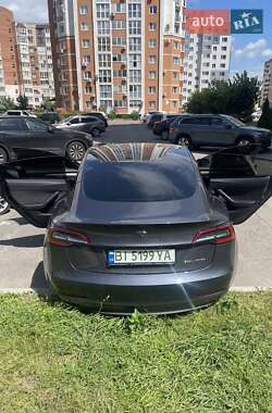 Седан Tesla Model 3 2022 в 