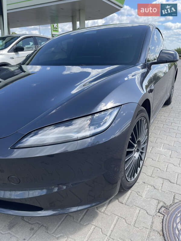 Седан Tesla Model 3 2024 в Буче