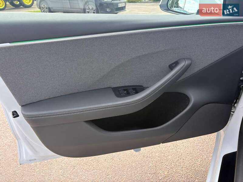 Седан Tesla Model 3 2024 в Ровно