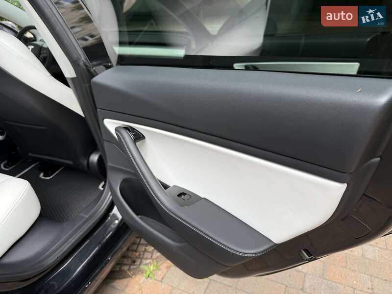 Седан Tesla Model 3 2020 в Києві