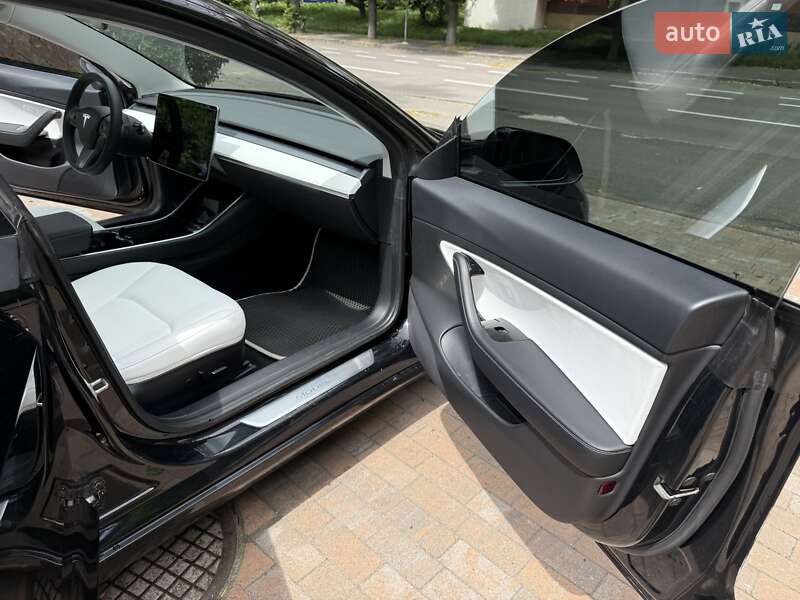 Седан Tesla Model 3 2020 в Києві