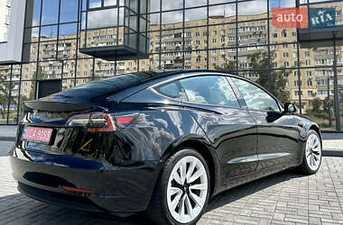 Седан Tesla Model 3 2022 в 