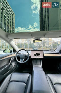 Седан Tesla Model 3 2022 в 